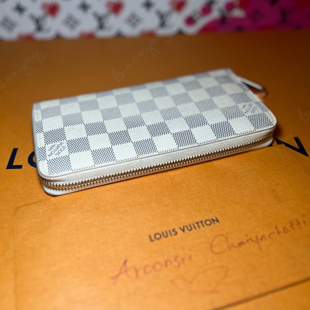 Like new! Zippy Wallet in azur